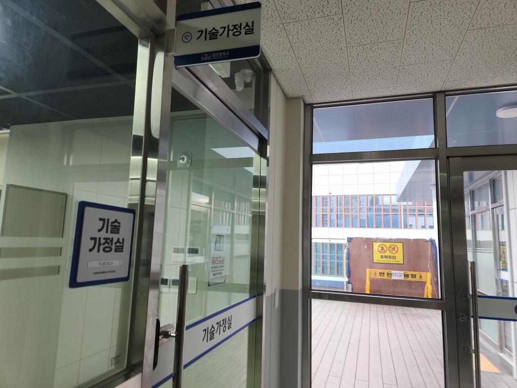 18_3층동편발코니입구.jpg